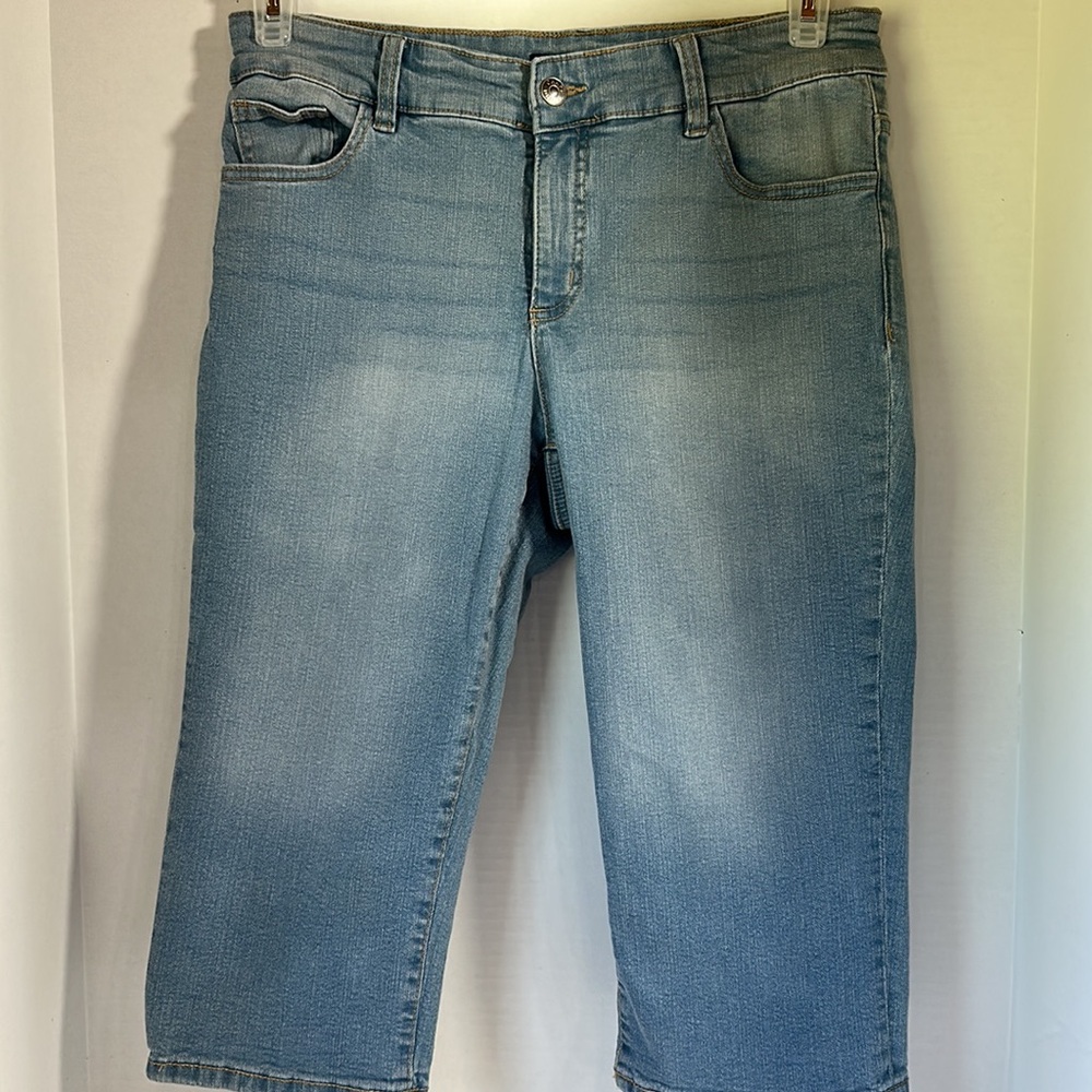 Chaps light wash jean capris size 8 denim